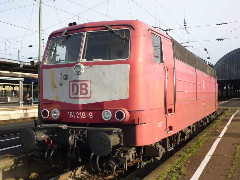 Fotografiert wurde von mir in Karlsruhe HBF auf Arbeit wartend die 181 218-9.