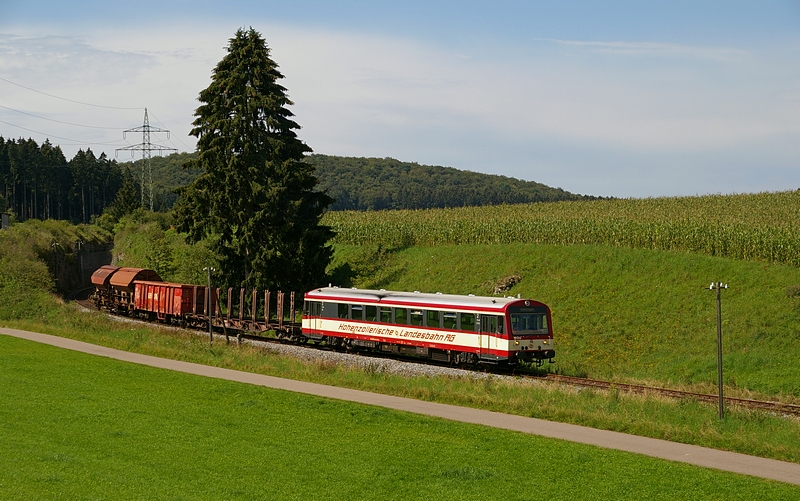 Fotogüterzug am 18. August 2011 mit VT 43 der HzL auf der KBS 759 (Gammertingen-Münsingen), aufgenommen bei Kohlstetten.