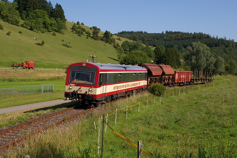 Fotogüterzug am 18. August 2011 mit VT 43 der HzL auf der KBS 759 (Gammertingen-Münsingen), aufgenommen bei Gomadingen.