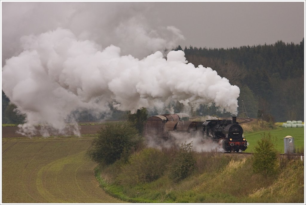 Fotog�terzug Z91156 von Ried im Innkreis nach Attnang-Puchheim nahe Oberbrunn. 21.10.2009