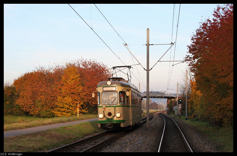 Fotohalt mit dem OEG 71 in Viernheim, Blockstelle Eissporthalle, 01.11.2010.
Das Foto entstand im Rahmen einer Fotosonderfahrt in Absprache mit dem Fahrdienstleiter.