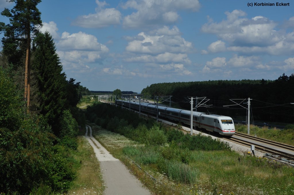Fotowolke Extrem: Gerade als ICE 621 um die Ecke bog, kam die Fotowolke und verdunkelte mir das Motiv bei Allersberg, 02.08.2011