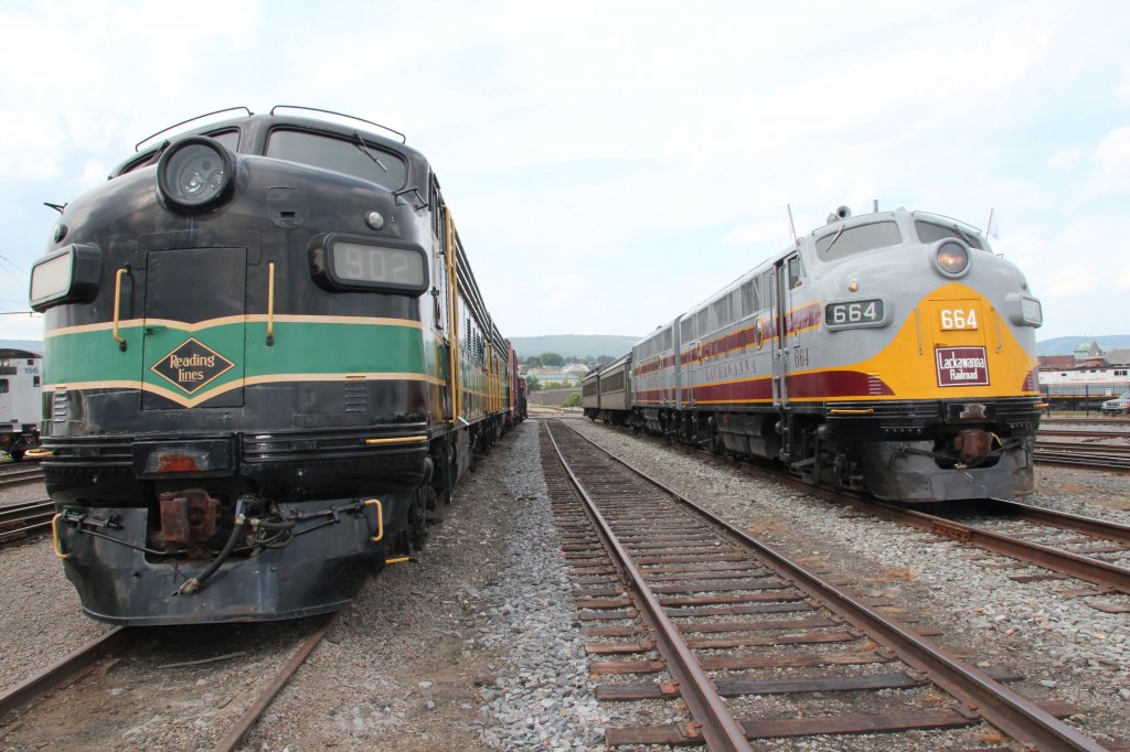 FP7A 902 (Links) in Reading Railroad Farben, und F3A 664 in Delaware, Lackawanna, und Western Farben.  Steamtown National Historic Site, 2.9.2012 Foto.