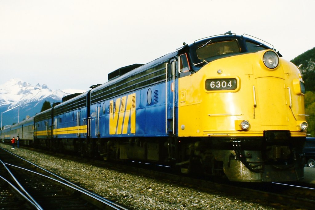 FP9 6304 von VIA-Rail mit dem  Canadian  Richtung Vancouver am 25. Mai 1986 in Banff.