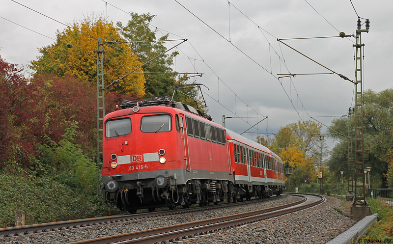 Fr den 12. Oktober 2012 war mal wieder eine 110 vor einigen RB im Filstal verplant. Normalerweise ist in diesen Diensten nur die BR 143 anzutreffen. Fr mich Grund genug, einen langersehnten Wunsch zu erfllen - ein Bild einer 110 vor einer RB auf der KBS 750. Das Wetter war nicht gerade gut und ich zeitlich sehr knapp dran. Letztlich reichte es aber noch fr dieses Bild mit 110 416-5 und RB 19334. Aufnahmeort war zwischen Plochingen und Reichenbach.