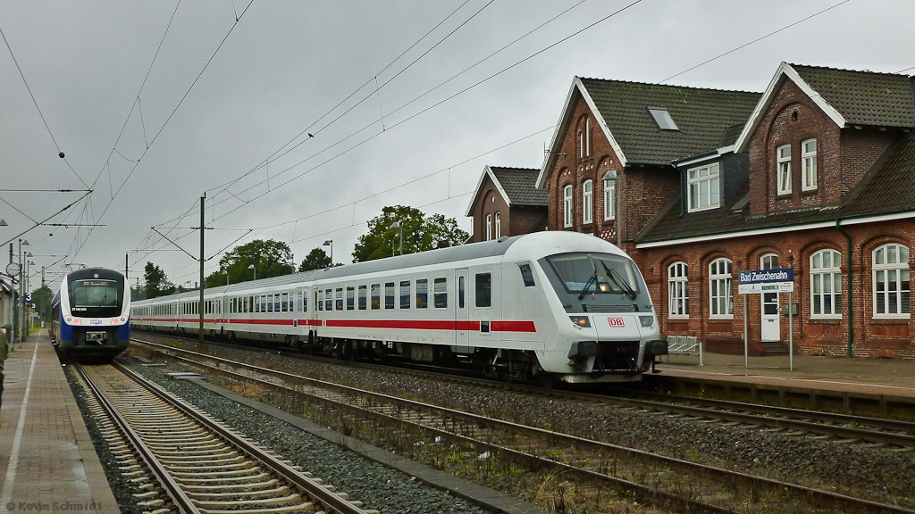 Fr., 12.08.2011 - Tag 1: Nachdem wir uns am Donnerstag zur Eröffnungsnacht unserer diesjährigen Deutschland-Tour in Berlin getroffen hatten, ging es bereits um 4:02 Uhr mit dem ICE 646 bis Hannover und weiter in Richtung Ostfriesland. Ein kurzer Zwischenstopp wurde hier in Bad Zwischenahn eingelegt, wo gerade IC 2037 von Norddeich Mole nach Dresden Hbf auf Gleis 1 eintrifft. Noch ließ das Wetter stark zu wünschen übrig.