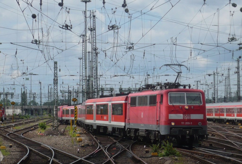 Frankfurt (M) Hbf, am 19.06.10:
Einfahrt des bereitstellenden RE 4615 mit dem Fahrtziel Wrzburg.
Whrend vorne die 111 209-3 sich dem Prellbock nhert, darf die hintere 111 in ca. 15 Minuten die knapp zweistndige Fahrt mit ihren bayerischen Puma Wagen gen Sdosten antreten.