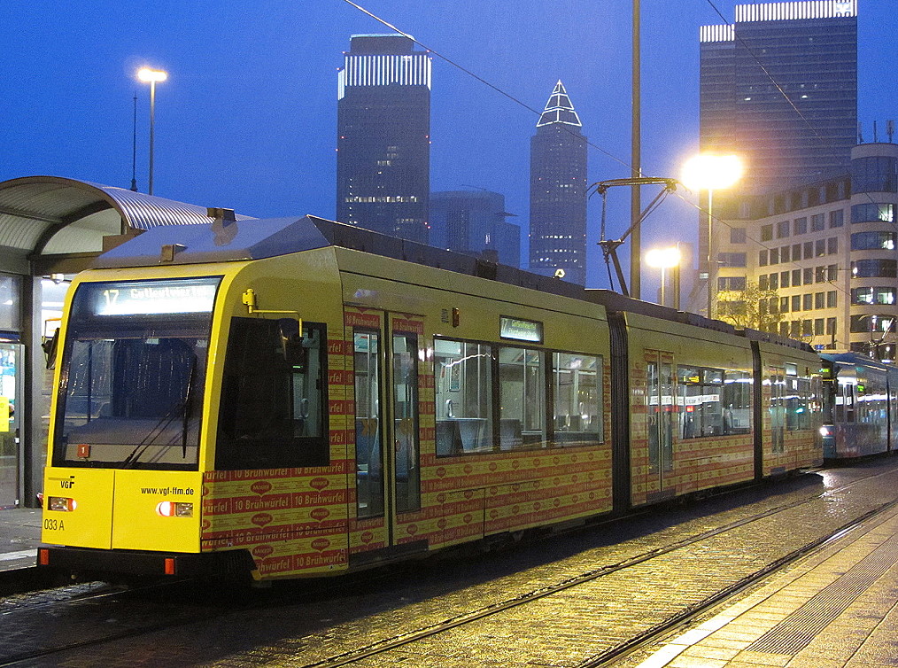 Frankfurt R-Tw 033 vor dem Hauptbahnhof, 07.04.2012.
