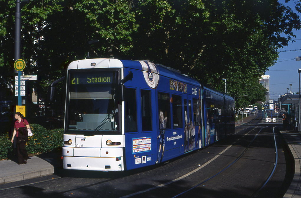 Frankfurt Tw 216 an der Kreuzung Stresemannallee / Gartenstra�e, 20.08.2010.