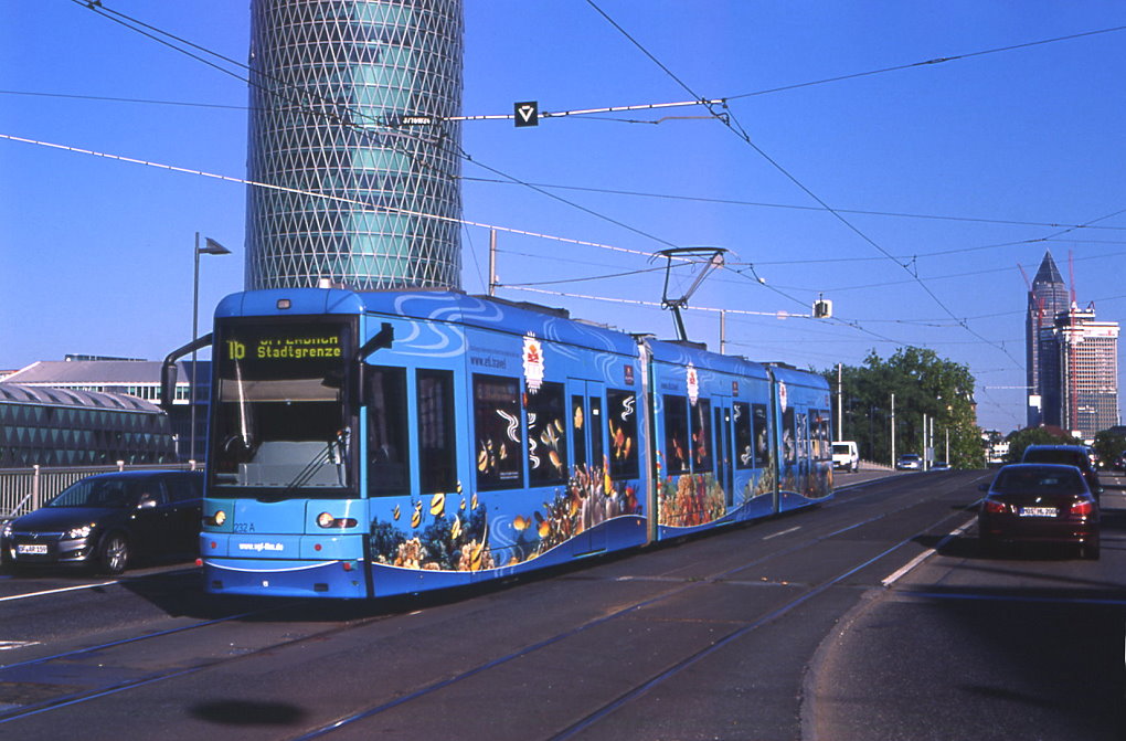 Frankfurt Tw 232 auf der Friedensbr�cke in Richtung Stresemannallee, 20.08.2010.