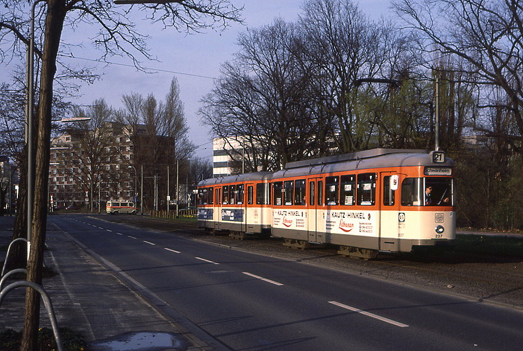 Frankfurt Tw 237 mit Bw 1233 in der Deutschordenstrae, 25.03.1989.