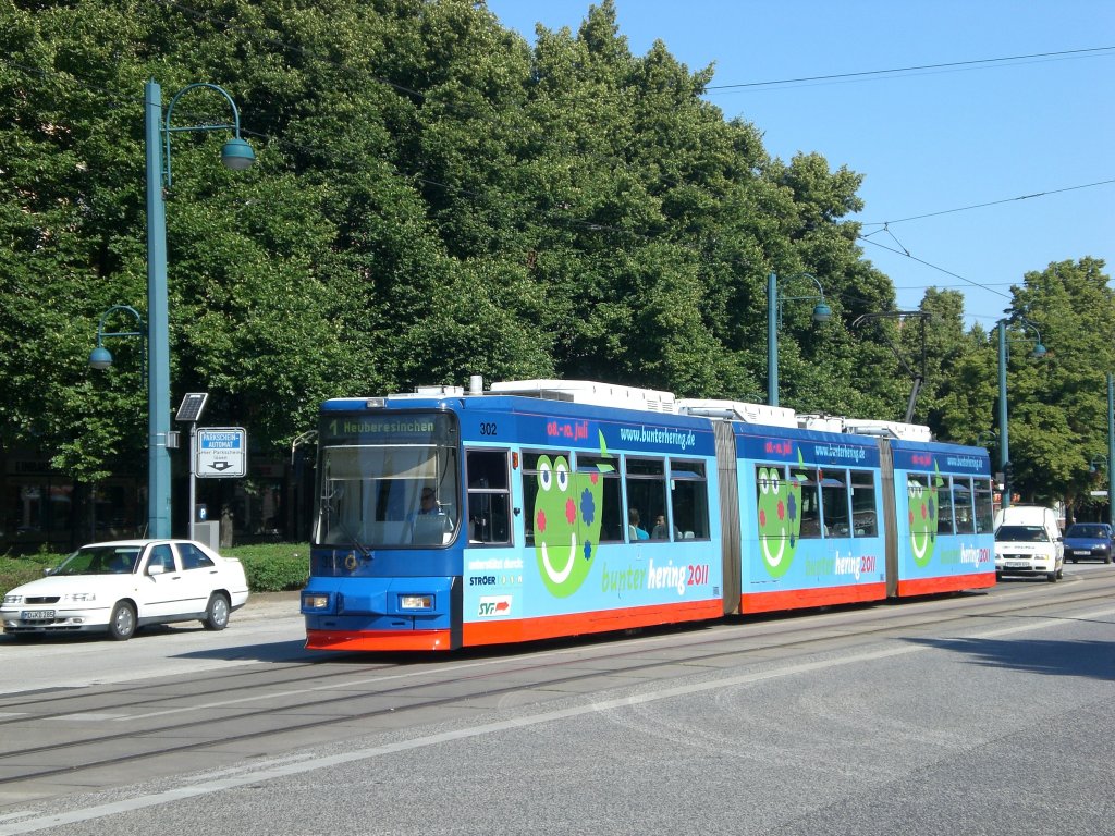 Frankfurt(Oder): Straenbahnlinie 1 nach Neuberesinchen an der Haltestelle Magistrale.(6.7.2011)