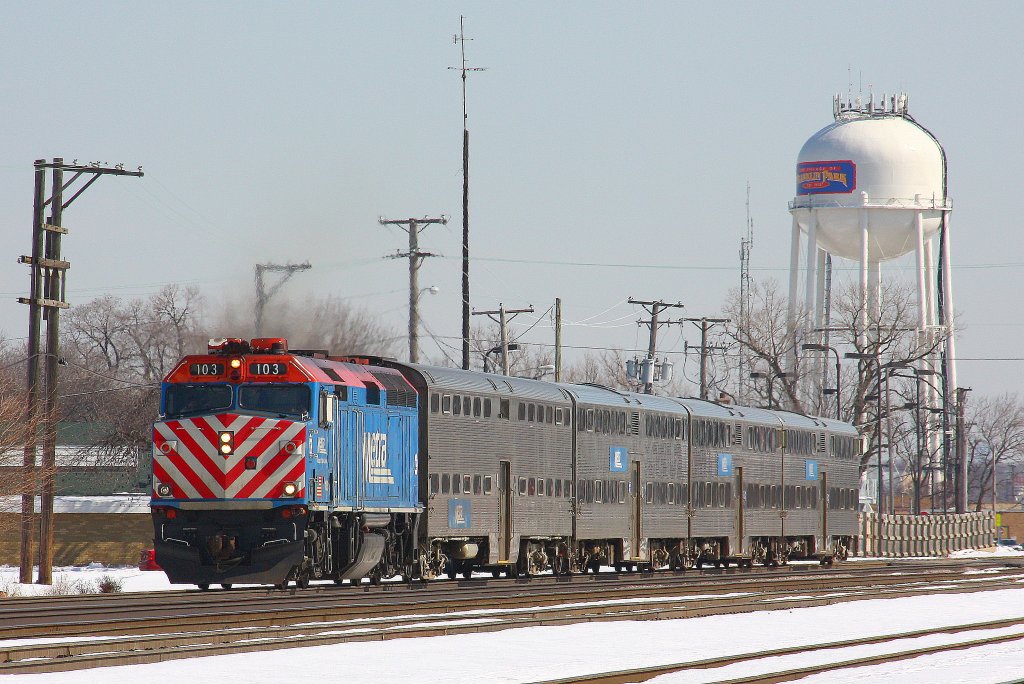 Franklin Park, Chicago: METRA 103 (FP40H) beschleunigt nach einen Stop - 08/03/13