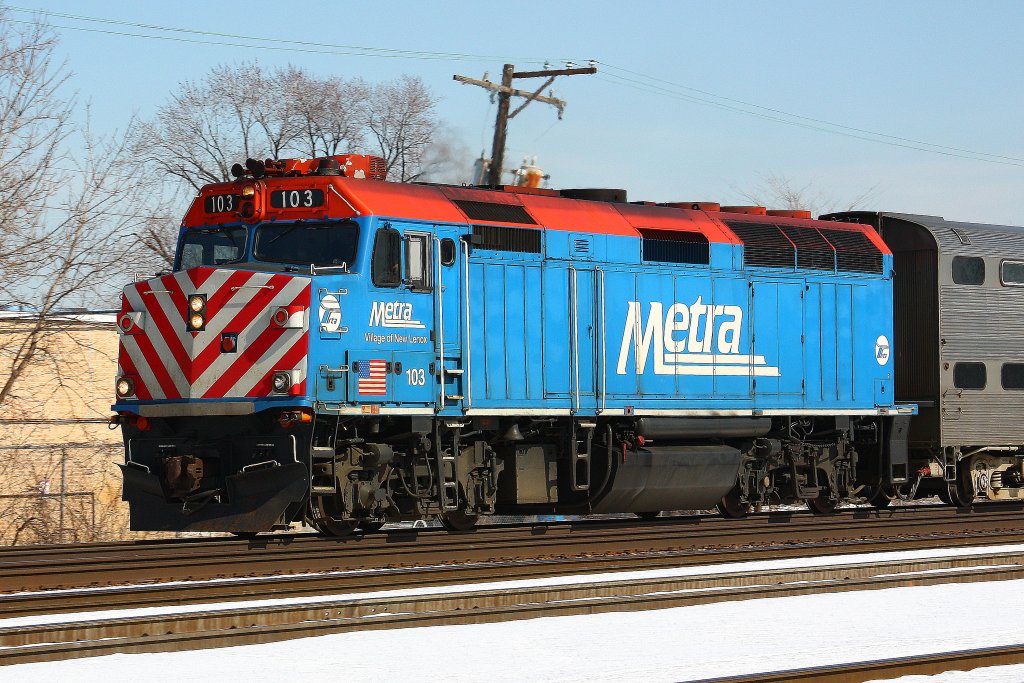 Franklin Park, Chicago: METRA 103 (FP40H) beschleunigt nach einen Stop - 08/03/13