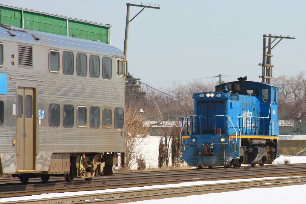 Franklin Park, Chicago: METRA 5 (SW1200) begegnet einem stadteinwrts fahrenden Zug - 08/03/13