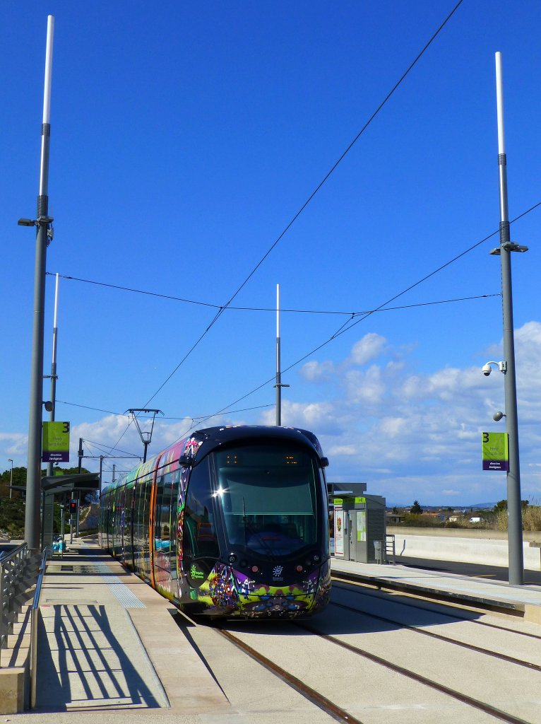 Frankreich, Languedoc, Montpellier Agglomération, Linie 3 Juvignac-Montpellier-Pérols/Lattes (Eröffnung am 6.4.2012), an der Endstation Pérols - Étang de l'Or. In den vier Masten ist oben in weiß die Beleuchtung eingebaut. 25.03.2013