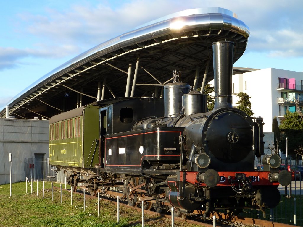 Frankreich, Languedoc, Montpellier. Die Dampflok 040T Schneider D-81 (unter Denkmalschutz seit dem 17. Juli 1995)mit dem Wagen Cfx-218 (unter Denkmalschutz seit dem 27. Mrz 1990) der ehemaligen Strecke Montpellier-Palavas, in Montpellier, Rond-point Prs-d'Arnes