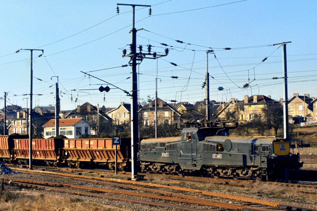 Frankreich, Meurthe-et-Moselle, Audun-le-Roman, das SNCF  Bgeleisen  CC-14165 im Bahnhof von Audun-le-Roman mit Eisenerzwagen, Scan eines Dias aus dem Jahr 1975