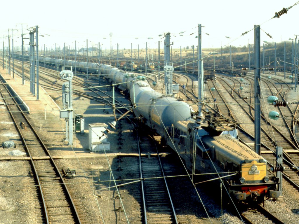 Frankreich, Meurthe-et-Moselle, Audun-le-Roman, das SNCF  Bgeleisen  CC-14144 im Bahnhof von Audun-le-Roman mit Kesselwagen, Scan eines Dias aus dem Jahr 1975