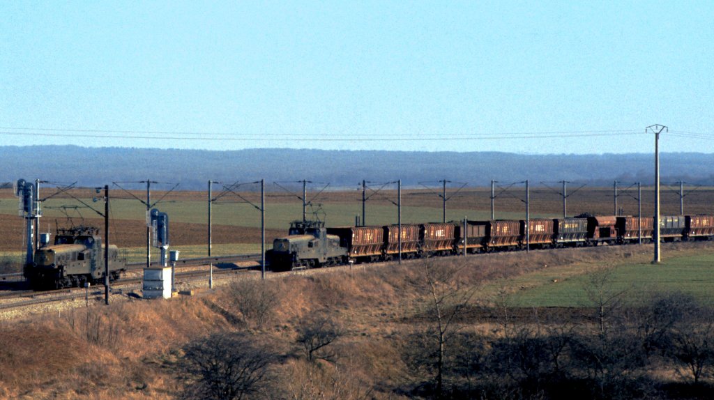 Frankreich, Meurthe-et-Moselle, Audun-le-Roman, zwei SNCF  Bgeleisen  des Typs CC-14100 kurz vor dem Bahnhof von Audun-le-Roman, Scan eines Dias aus dem Jahr 1975