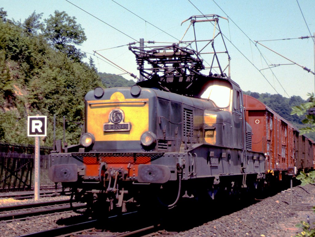 Frankreich, Meurthe et Moselle, ein SNCF  Bgeleisen  des Typs BB-12000, bei Longuyon, mit einem Gterzug, Scan eines Dias aus dem Jahr 1976