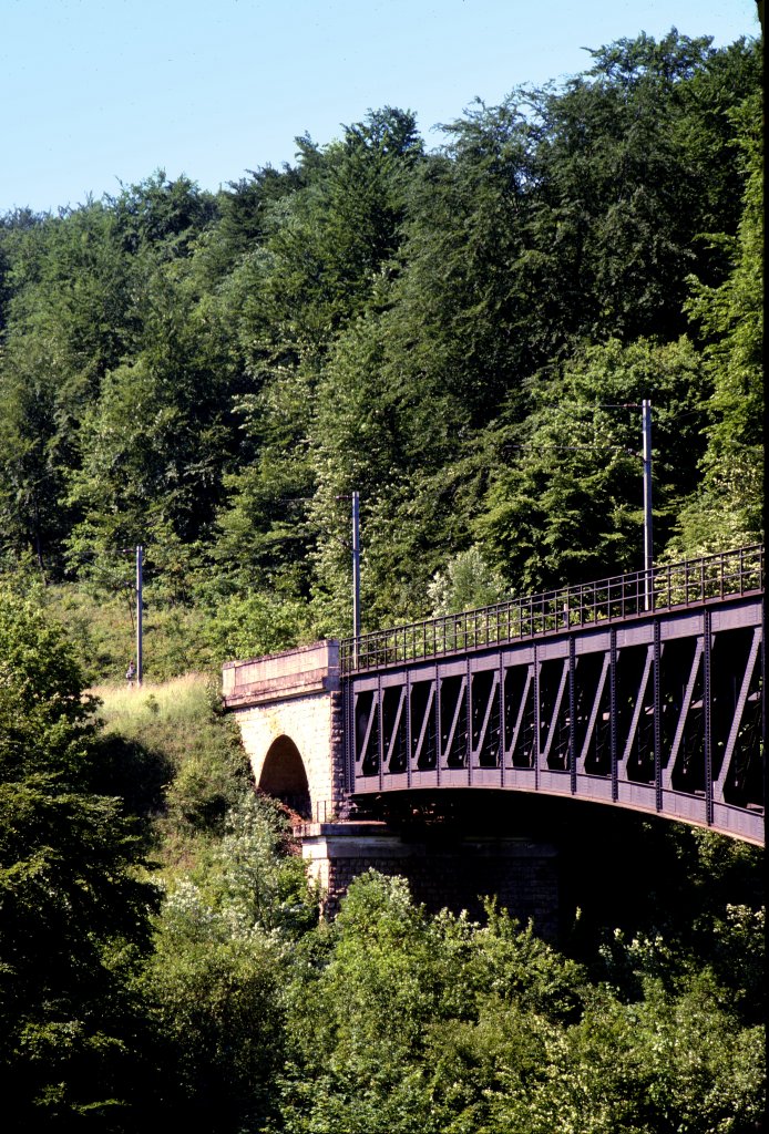 Frankreich, Meurthe-et-Moselle, der Eisenbahnviadukt von Serrouville wurde von Gustave Eiffel zwischen 1902 und 1904 gebaut. Der Viadukt ist 335 m lang, fhrt ber den kleinen Fluss Crusnes auf der Strecke von Audun-le-Roman nach Villerupt. Scan eines Dias aus dem Jahr 1975