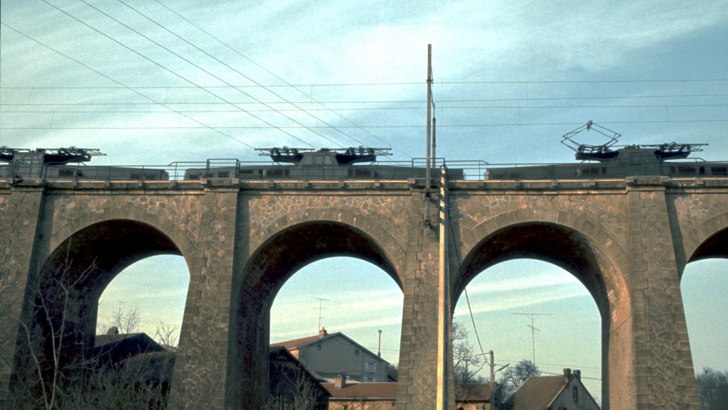 Frankreich, Meuse, drei SNCF  Bgeleisen  des Typs CC-14100 davon zwei abgebgelt,bei Montmdy, auf dem Viadukt von Thonnes-les-Prs, Scan eines Dias aus dem Jahr 1976
