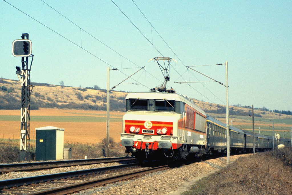 Frankreich, Meuse, die SNCF BB-15044 mit einem Eilzug Luxemburg / Saarbrcken / Straburg - Paris. Wegen eines Zwischenfalls auf der Strecke Metz - Paris, wurden diese Zge whrend einigen Tagen ber die Strecke Thionville - Valenciennes bis Charleville-Mzires umgeleitet. Scan eines Dias aus dem Jahr 1976