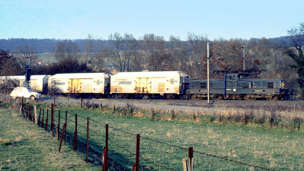 Frankreich, Meuse, SNCF  Bgeleisen  des Typs BB-13000, bei Montmdy, mit einem Gterzug, links im Bild ein anderer Veteran: eine 2CV, Scan eines Dias aus dem Jahr 1976