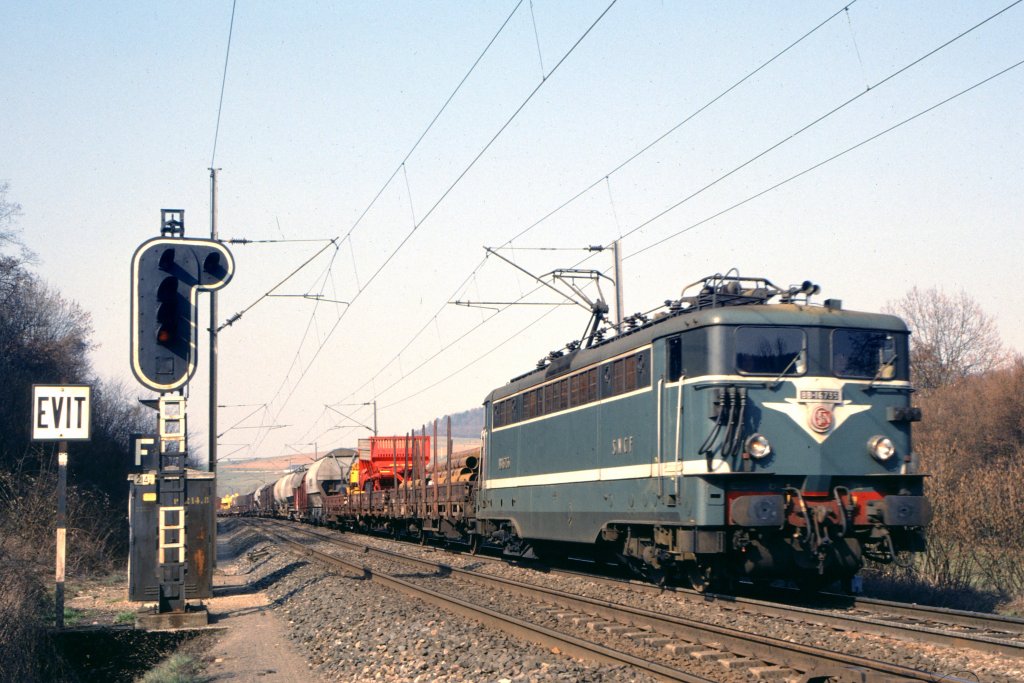 Frankreich, Meuse, die SNCF  Danseuse  BB-16735,in Originalausfhrung, mit einem Gterzug, Scan eines Dias aus dem Jahr 1976 