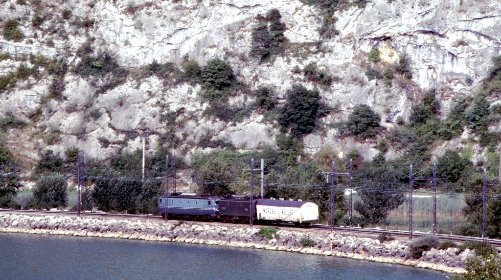 Frankreich, Rhne-Alpes, Savoie, Aix-les-Bains. Eine CC 7100 mit einer abgebgelten BB 8100 und einem  Marcel Millet  Khlwagen (ex Evian-Badoit) bei Grsine zwischen Aix-les-Bains und Culoz. Scan eines Dias aus dem Jahr 1975