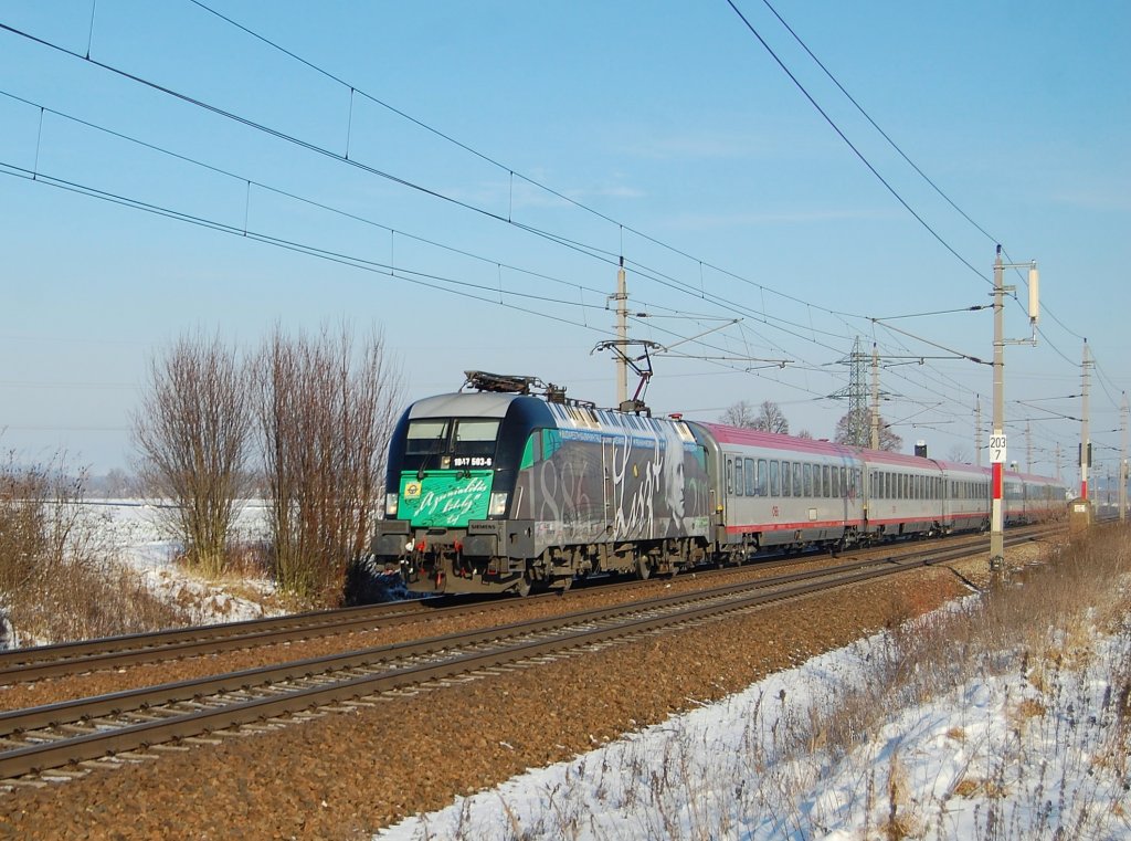 Franz Liszt 1047 503 war am 30.11.2010 wieder einmal
am IC 640 und kurz vor Marchtrenk zu sehen.
Leider war mein Finger etwas nerv�s, daher
ist der Ausl�sezeitpunkt nicht optimal.
Ich hoffe es gef�llt trotzdem.