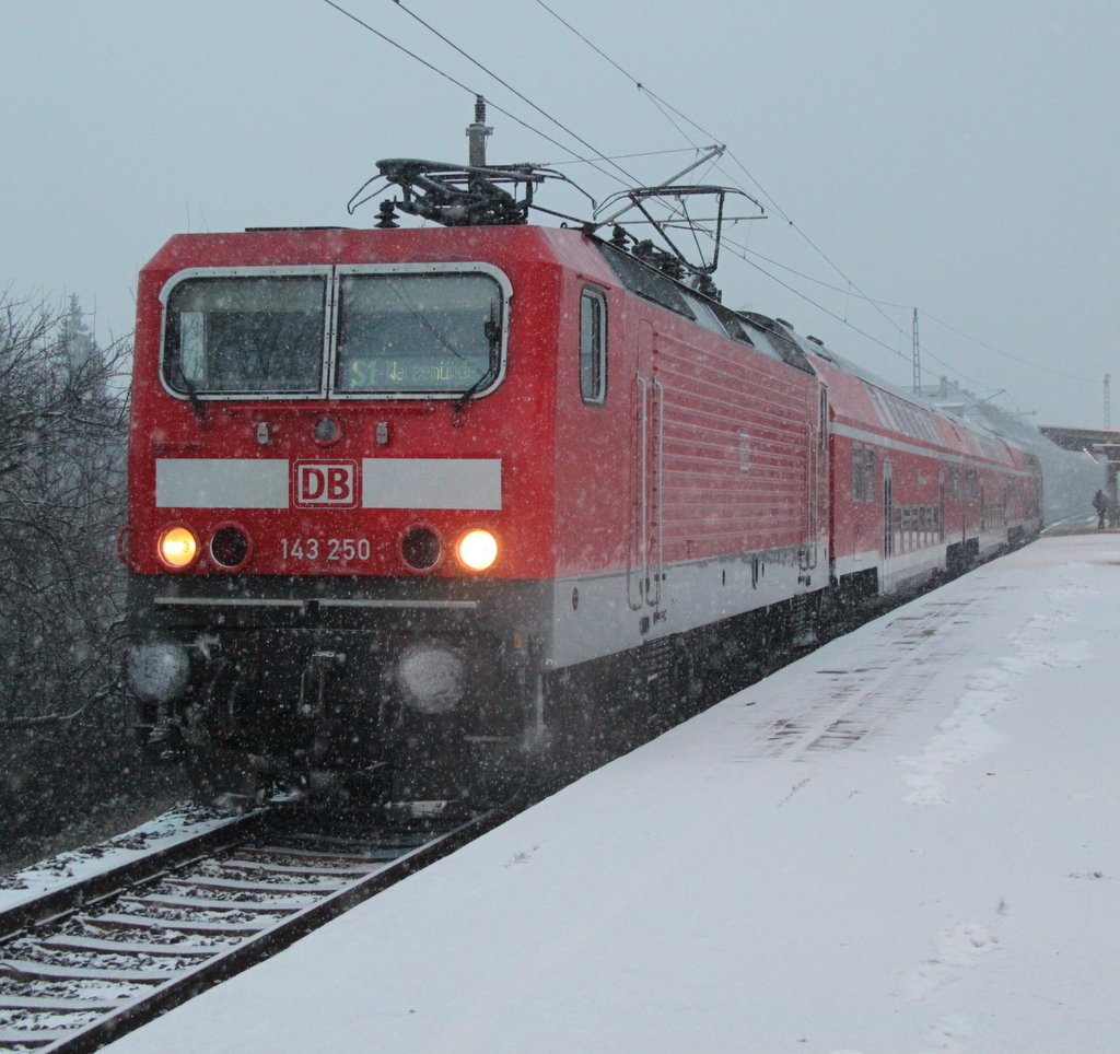 Frau Holle hatte heute Morgen wohl richtig langeweile als 143 250-9 mit der S1 von Rostock Hbf nach Warnem�nde im Haltepunkt Rostock-Holbeinplatz stand.15.03.2013
