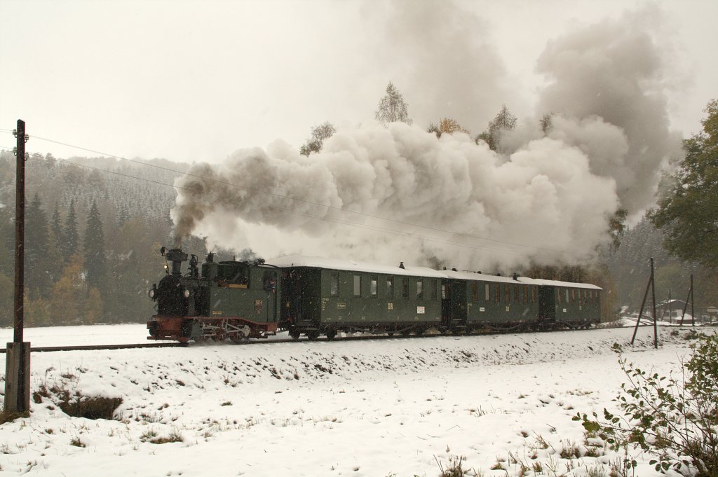 Frau Holle hatte zu den Herbstdampftagen der Prenitztalbahn wohl grad ihre Betten ausgeschttelt und der IK No 54 den ersten Schnee beschert. Hier ist das kleine Zgl am 17.10.09 zwischen Hp Forellenhof und Bahnhof Schmalzgrube unterwegs.