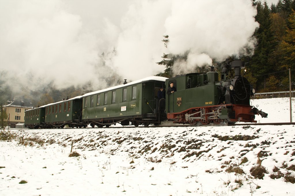 Frau Holle hatte zu den Herbstdampftagen der Prenitztalbahn wohl grad ihre Betten ausgeschttelt und somit der IK No 54 den ersten Schnee beschert. Hier ist das kleine Zgl am 17.10.09 zwischen Hp Forellenhof und Bahnhof Schmalzgrube unterwegs.