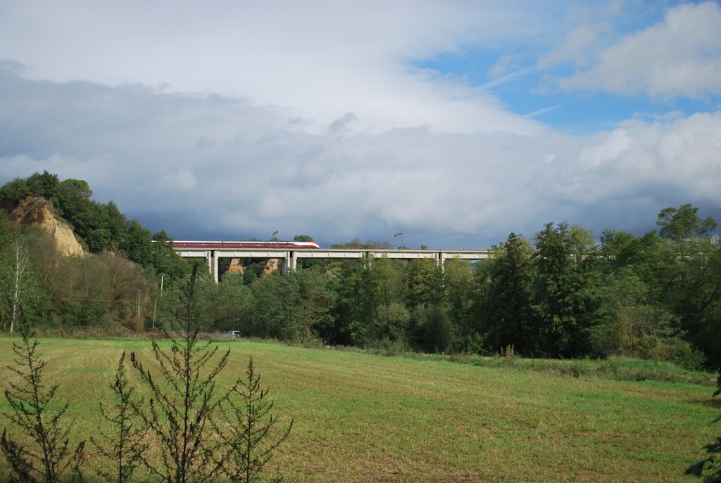 Frecciargento fhrt auf der Neustrecke Florenz-Rom auf der Hhe von Laterina, AR,Oktober 201).