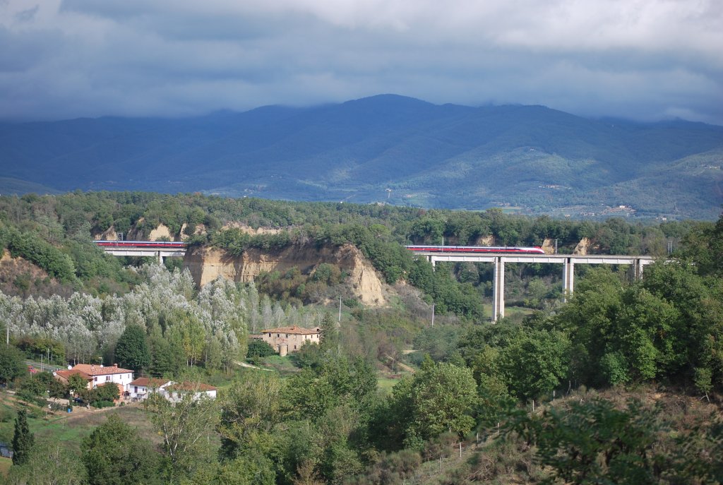 Frecciargento fhrt auf der Neustrecke Rom-Florenz auf der Hhe von Laterina (AR), Oktober 2012.