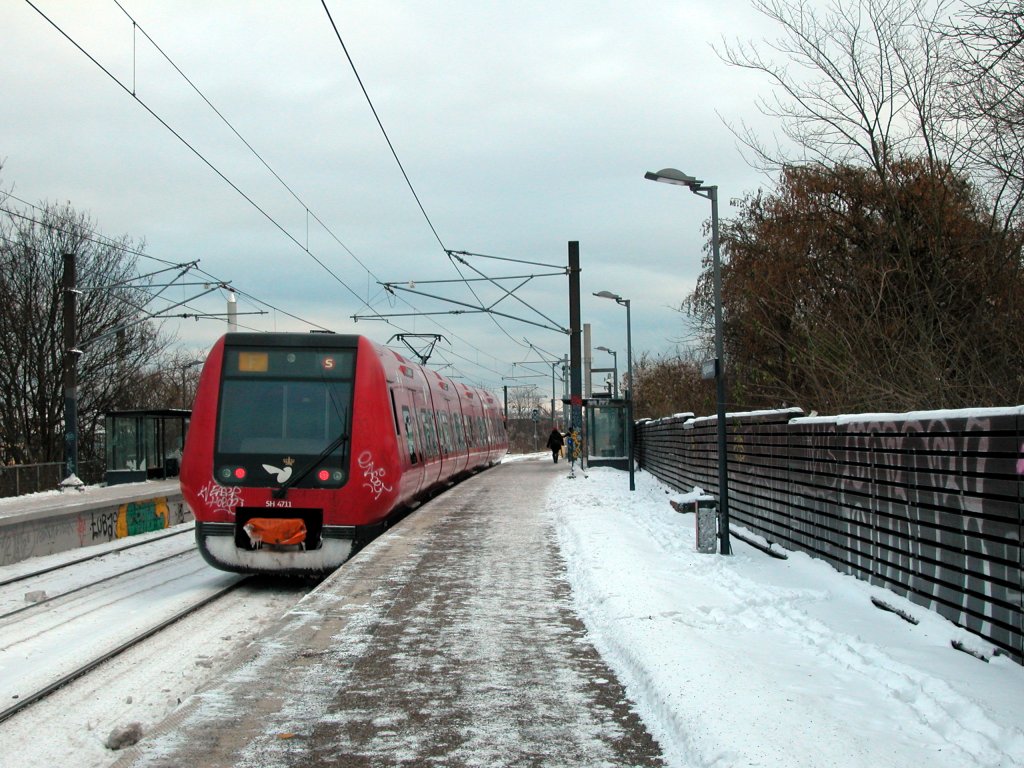 Frederiksberg am 13. Dezember 2012: DSB S-Bahnlinie F (SH 4711) S-Bf Fuglebakken. - Der Zug f�hrt in Richtung Hellerup.