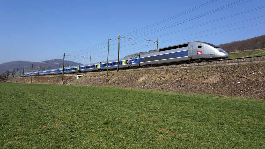 Frei Fahrt fr den TGV 4408 nach Zrich, hier hinter Gelterkinden Baselbiet, am 21.3.2012.