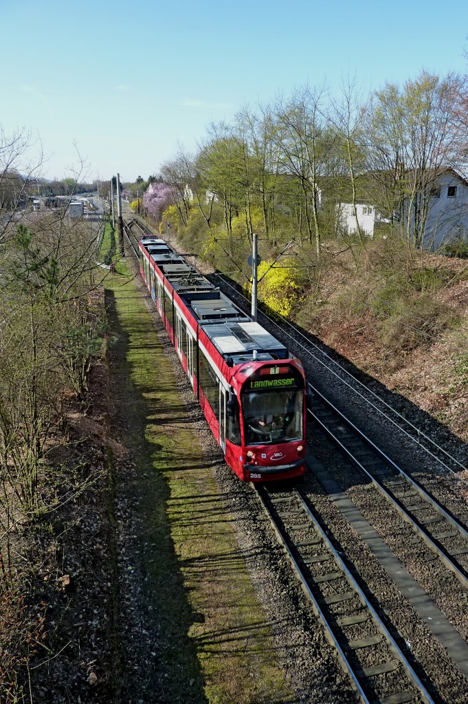 Freiburg im Breisgau, die Straenbahn auf eigenem Gleiskrper im Stadtteil Landwasser, Mrz 2012