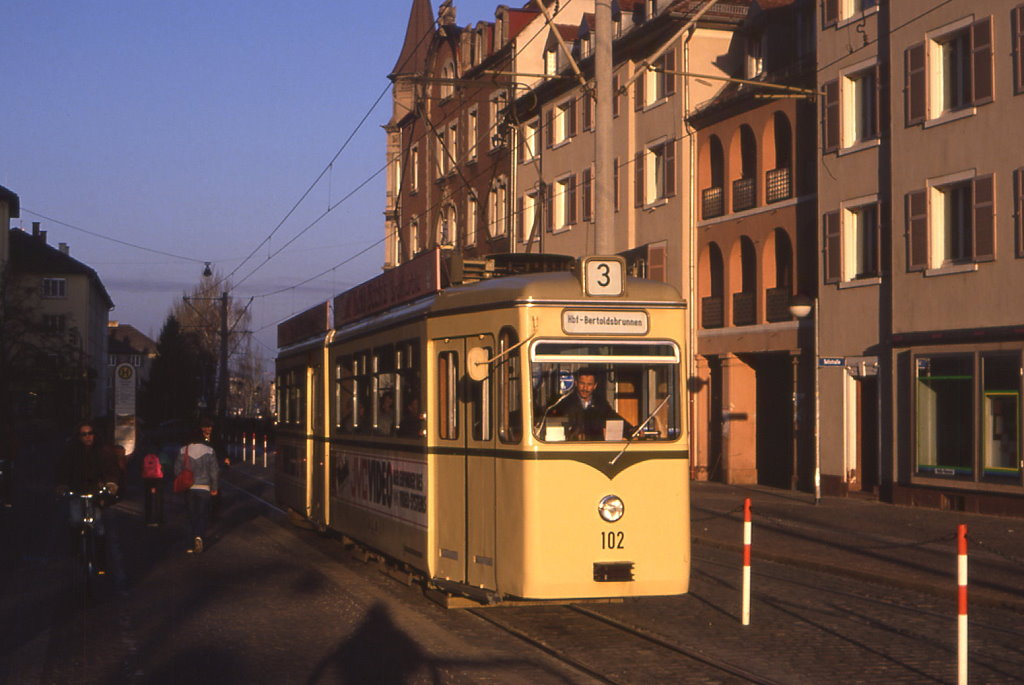 Freiburg Tw 102 in der Wannerstrae kurz vor dem Erklimmen der Rampe zur Stadtbahnbrcke, 25.01.1989.