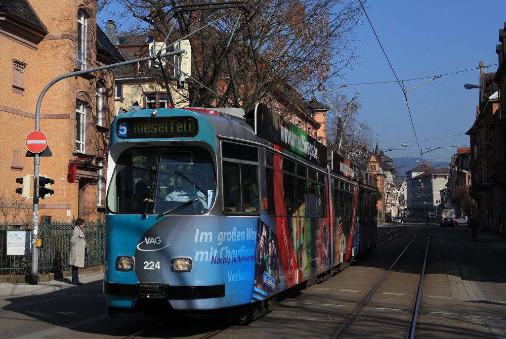 Freiburg Tw 224 in der Basler Strae, 04.03.2013.