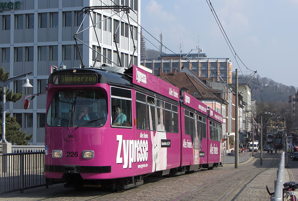 Freiburg Tw 226 auf der Stadtbahnbrcke, 24.03.2012.