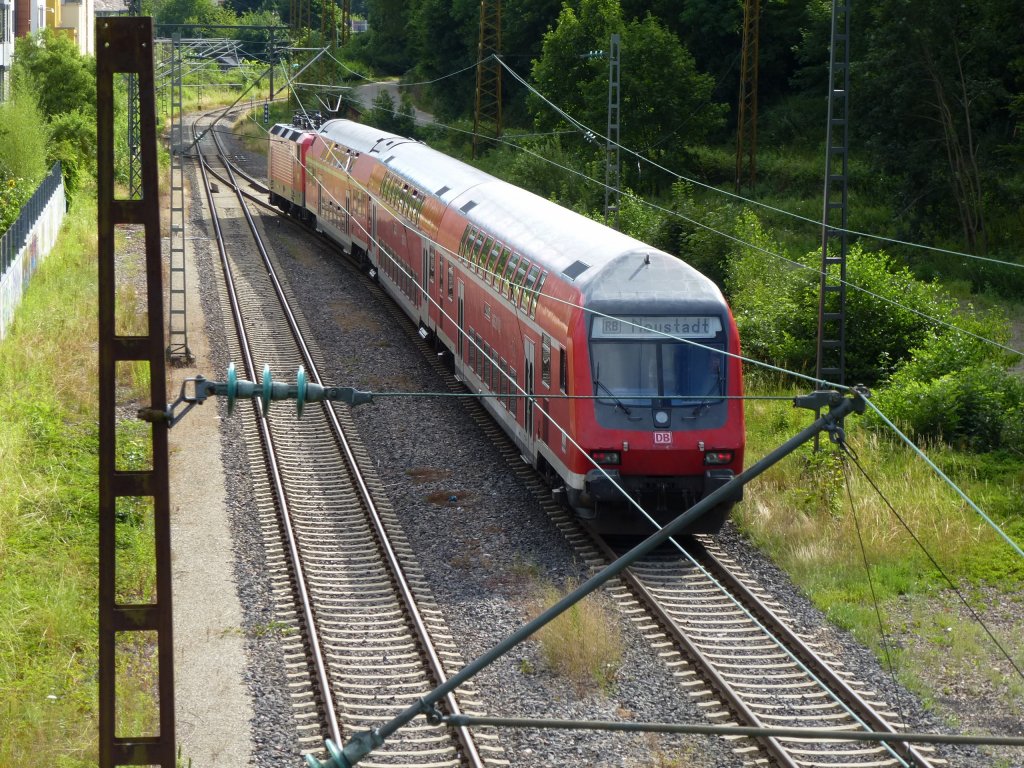 Freiburg-Wiehre, der Wendezug verlt den Bahnhof Richtung Neustadt/Schwarzwald, gesehen vom Fugngerbergang, Aug.2013