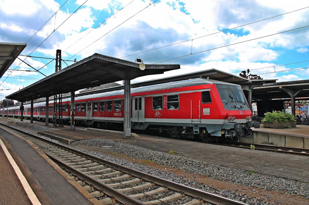 Freiburger Wittenberg-Stw. D-DB 50 80 80-35 158-0 bei der Bereitstellung am 10.05.2013 als RB 26571 mit der Zuglok 143 810-0  Schluchsee  in Offenburg.