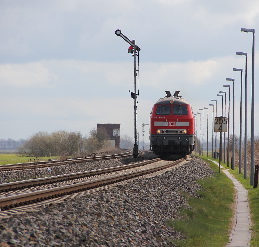 Freie Fahrt fr 218 359-8 mit 218 XXX mit Sylt-Shuttel Richtung Westerland. Aufgenommen am 13.04.2012 an der Kreuzungsstelle zwischen Niebll und Klanxbll.