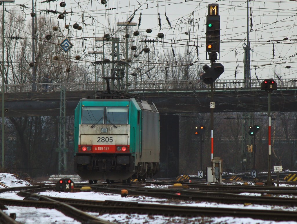 Freie Fahrt fr Cobra 186 197 (2805), sie verlt am 14.02.2012 als Lz Aachen West nach M wie Montzen (B).