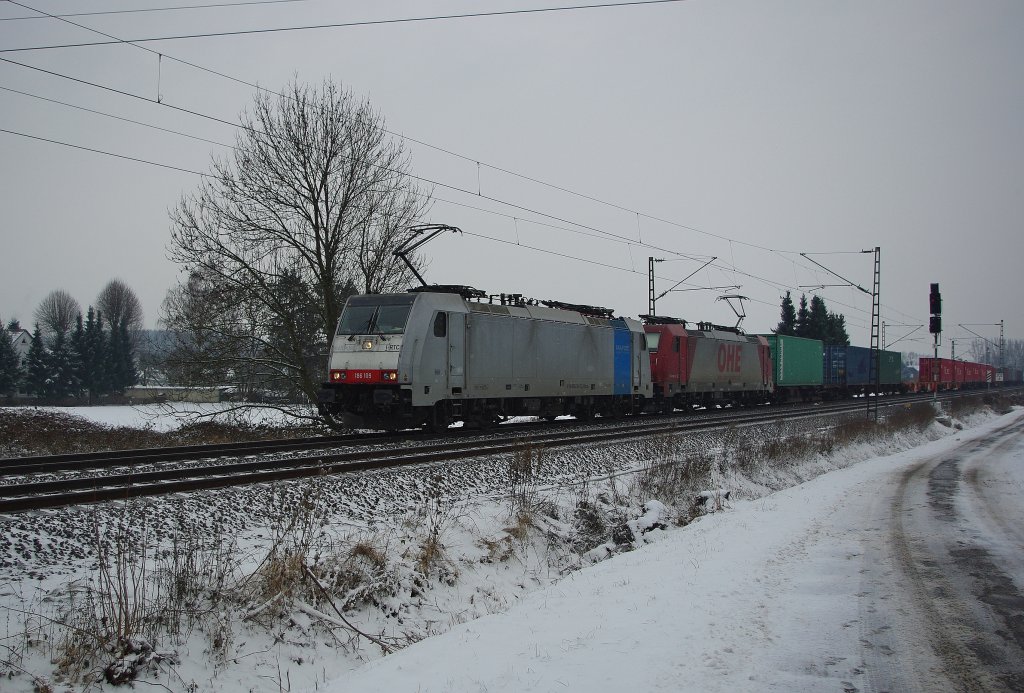 Freie fahrt hie es dann wenig spter auch fr  186 109 und 186 133 die mit ihrem Containerzug weiter in Richtung Norden konnten. Aufgenommen am 07.12.210 kurz hinter Eschwege West.
