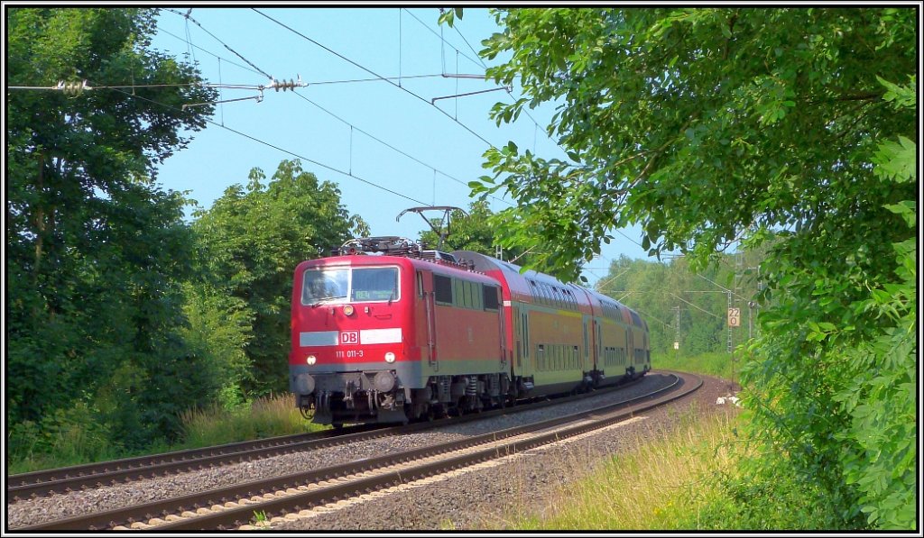 Freie Fahrt ins Wochenende mit dem RE 4  bei Rimburg (bach Palenberg), im Juli 2013. Blauer Himmel,sattes Naturgrn,na dann mal nette Fotosessions wnscht.