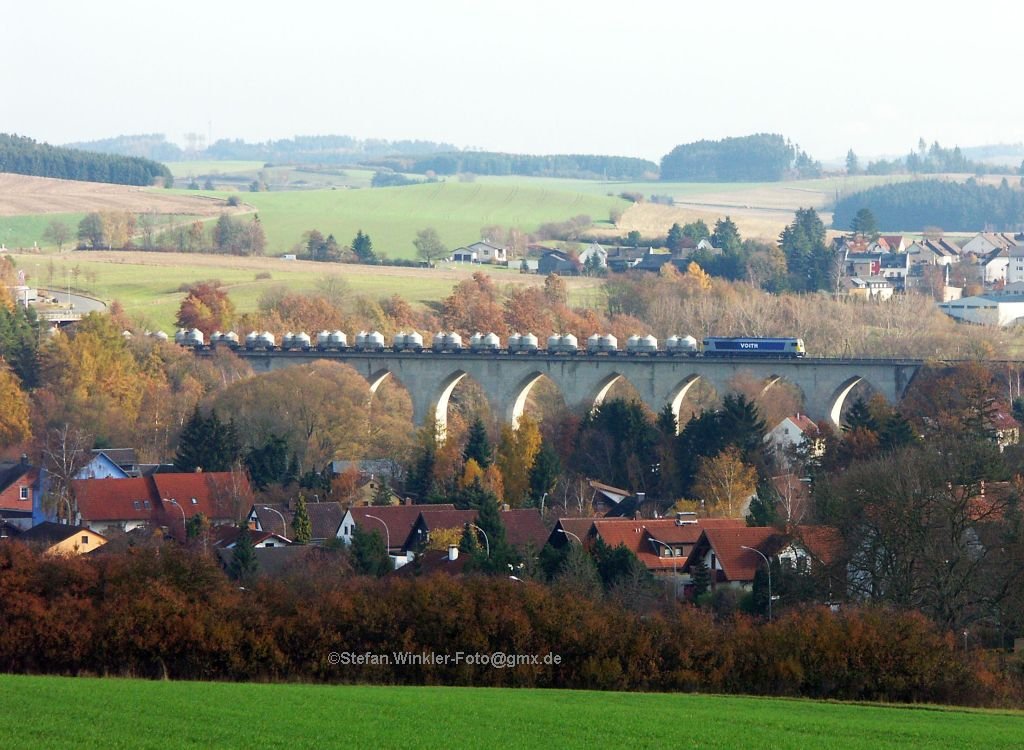Freitag den 06.11.2009 herrschte halbwegs taugliches Herbstwetter um den Zementzug der MEG mit der neuen Maxima 40 CC 264008 auf dem Saaleviadukt in Hof-Unterkotzau abzulichten.